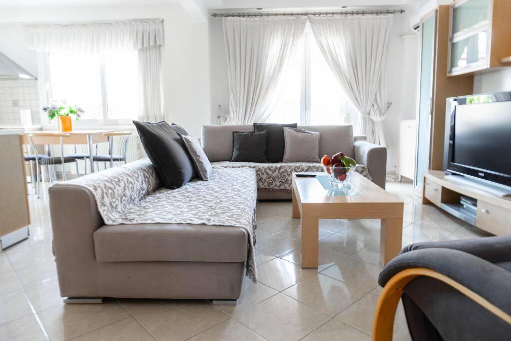 2 Bedroom Holiday Flat, Renovated, In The Centre Аспровалта Екстер'єр фото